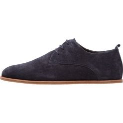 Royal RepubliQ EVO DERBY SHOE Oksfordki navy. Niebieskie półbuty męskie Royal RepubliQ, ze skóry, na sznurówki. W wyprzedaży za 471,20 zł.
