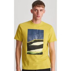 T-shirt z nadrukiem - Żółty. Żółte t-shirty męskie Reserved, s, z nadrukiem, bez kołnierzyka. Za 49,99 zł.