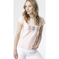 Jasnoróżowy T-shirt Sereinia. Różowe bluzki damskie Born2be, s, bez wzorów, bez kołnierzyka. W wyprzedaży za 49,99 zł.