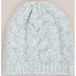 Czapka z warkoczowym splotem - Jasny szary. Szare czapki damskie Reserved, bez wzorów, ze splotem. Za 39,99 zł.