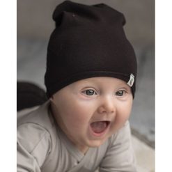 Czapka CZARNA OWCA 80. Czarne czapeczki niemowlęce NANAF ORGANIC, bez wzorów. Za 29,99 zł.