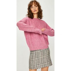 Vero Moda - Sweter. Różowe swetry klasyczne damskie marki Vero Moda, s, z elastanu, z okrągłym kołnierzem. W wyprzedaży za 79,90 zł.