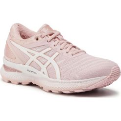 Buty ASICS - Gel-Nimbus 22 1012A587 Ginger Peach/White 703. Różowe buty sportowe damskie Asics, bez wzorów, z tworzywa sztucznego, sportowe, do biegania. Za 749,00 zł.