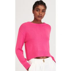 Krótki sweter - Różowy. Różowe swetry damskie Reserved, s, bez wzorów, z krótkim rękawem, krótkie, bez kaptura. Za 69,99 zł.