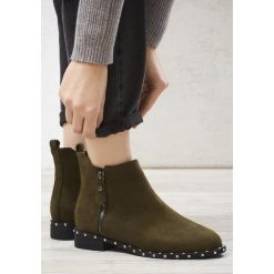 Khaki Botki Loved The Most. Brązowe botki damskie Born2be, bez obcasa, na płaskiej podeszwie, na zamek. Za 99,99 zł.