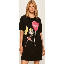 Love Moschino - Sukienka. Czarne sukienki damskie Love Moschino, na co dzień, s, z nadrukiem, z bawełny, casualowe, z okrągłym kołnierzem, z krótkim rękawem, krótkie, mini, proste. W wyprzedaży za 839,90 zł.