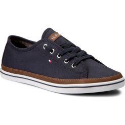 Tenisówki TOMMY HILFIGER - Kesha 6D FW0FW01655 Midnight 403. Niebieskie półbuty damskie TOMMY HILFIGER, bez wzorów, z gumy, bez zapięcia. Za 299,00 zł.