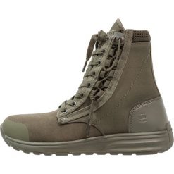 GStar CARGO HIGH SP Botki sznurowane combat. Zielone botki męskie G-Star, z materiału, na sznurówki. W wyprzedaży za 519,20 zł.