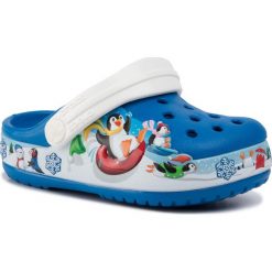 Klapki CROCS - Crocsfly Playful Penguin Clog K 205822 Bright Cobalt. Niebieskie sandały dziewczęce Crocs, z tworzywa sztucznego, bez zapięcia. Za 149,00 zł.
