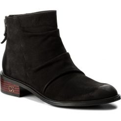 Botki CARINII - B4282 360-000-POL-C58. Czarne buty zimowe damskie Carinii, z nubiku, na obcasie. W wyprzedaży za 239,00 zł.