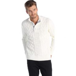 Golfy męskie: Sweter w kolorze kremowym