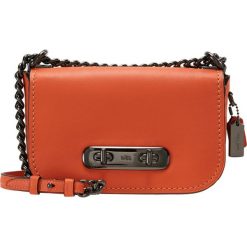 Torebki klasyczne damskie: Coach COACH SWAGGER Torba na ramię mandarine