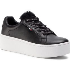 Sneakersy TOMMY JEANS - Funny Faux Fur Sneaker EN0EN00507 Black 990. Czarne półbuty damskie Tommy Jeans, bez wzorów, z jeansu, bez obcasa, na obcasie, bez zapięcia. W wyprzedaży za 279,00 zł.