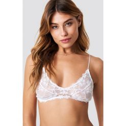 NA-KD Lingerie Koronkowy biustonosz na cienkich ramiczkach - White. Białe biustonosze koronkowe marki NA-KD Lingerie. Za 72,95 zł.