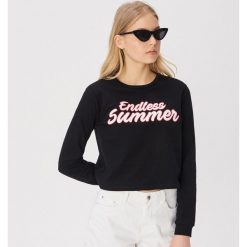 Bluza z napisem Endless summer - Czarny. Czarne bluzy damskie Sinsay, s, z napisami, bez rękawów, bez kaptura. Za 39,99 zł.