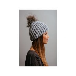 Czapki damskie: POMPOM – szara czapka z naturalnym futerkiem