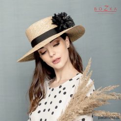 Kapelusz słomkowy canotier z pomponem. Żółte kapelusze damskie Pakamera, na lato, bez wzorów, klasyczne. Za 189,00 zł.