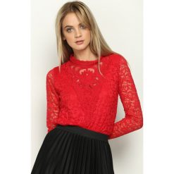 Czerwona Bluzka Victorian. Czerwone bluzki asymetryczne Born2be, s, z koronki, dekolt w kształcie v, z długim rękawem. Za 59,99 zł.