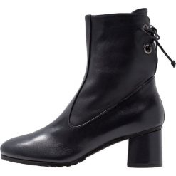 Erika Rocchi Botki sznurowane blu. Niebieskie botki damskie skórzane marki Erika Rocchi, na sznurówki. Za 839,00 zł.