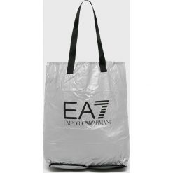 EA7 Emporio Armani - Torebka. Czarne torby damskie na zakupy EA7 Emporio Armani, w paski, z materiału, na ramię, duże, z nadrukiem, bez dodatków. Za 239,90 zł.