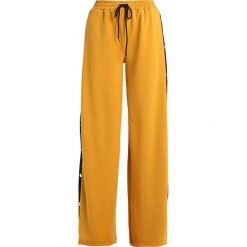Spodnie dresowe damskie: Missguided POPPER WIDE LEG Spodnie treningowe mustard