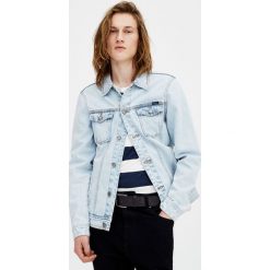 Jasnoniebieska kurtka jeansowa z efektem sprania. Czarne kurtki męskie jeansowe marki Pull&Bear, m. Za 119,00 zł.