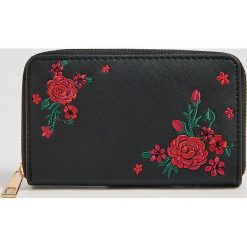 Portfel z haftowanymi różami - Czarny. Czarne portfele damskie Sinsay, z haftami. Za 29,99 zł.