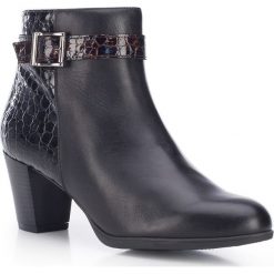 Buty damskie. Czarne botki damskie Wittchen, ze skóry, bez obcasa, na słupku, ze sprzączką. W wyprzedaży za 254,91 zł.