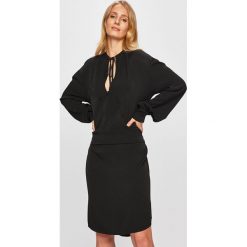 Calvin Klein - Sukienka. Brązowe sukienki damskie Calvin Klein, na co dzień, bez wzorów, z wiskozy, casualowe, bez kołnierzyka, z długim rękawem, długie, mini, rozkloszowane. W wyprzedaży za 499,90 zł.