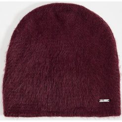 Puszysta czapka beanie - Bordowy. Czerwone czapki damskie Mohito, bez wzorów. W wyprzedaży za 9,99 zł.
