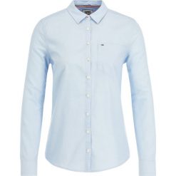 Koszula Tommy Jeans Tjw Original Light DW0DW04433. Niebieskie bluzki damskie Tommy Jeans, l, bez wzorów, z bawełny, bez kołnierzyka, bez rękawów. W wyprzedaży za 269,00 zł.