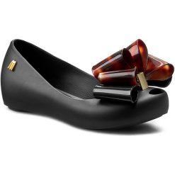 Baleriny MELISSA - Mel Ultragirl Sweet Inf 31691 Black 01003. Czarne baleriny damskie z kokardą marki Melissa, z tworzywa sztucznego. W wyprzedaży za 159,00 zł.