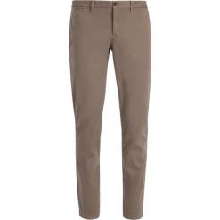 Spodnie materiałowe TOMMY HILFIGER Denton MW0MW11771. Czarne jeansy męskie TOMMY HILFIGER, m, bez wzorów. W wyprzedaży za 229,00 zł.