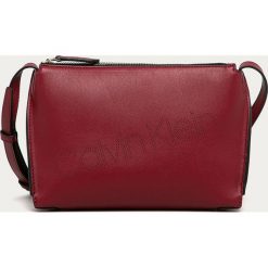 Calvin Klein - Torebka. Czerwone listonoszki damskie Calvin Klein, w paski, ze skóry ekologicznej, na ramię, bez dodatków. W wyprzedaży za 269,90 zł.