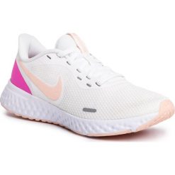 Buty NIKE - Revolution 5 BQ3207 103 Summit White/Washed Coral. Białe buty sportowe damskie Nike, bez wzorów, z tworzywa sztucznego, sportowe, do biegania, nike revolution. Za 229,00 zł.
