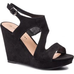 Sandały JENNY FAIRY - W16SS106-14 Black 1. Czarne klapki damskie Jenny Fairy, bez wzorów, ze skóry ekologicznej, bez obcasa, na obcasie. W wyprzedaży za 49,99 zł.