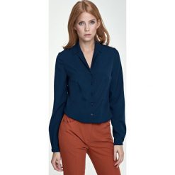 Granatowa bluzka z kołnierzykiem. Bluzki damskie NIFE, xl, bez wzorów, z poliesteru, eleganckie, z koszulowym kołnierzykiem, bez rękawów. Za 139,00 zł.