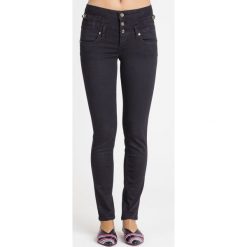 JEANSY SLIM FIT LIU JO. Czarne jeansy damskie Liu Jo, z aplikacjami, z elastanu, z podwyższonym stanem. Za 524,30 zł.