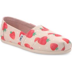 Półbuty TOMS - Classic 10011650 Birch Strawberries And Cream. Czerwone półbuty damskie marki Toms, bez wzorów, z tworzywa sztucznego, bez obcasa, na płaskiej podeszwie, bez zapięcia. W wyprzedaży za 169,00 zł.