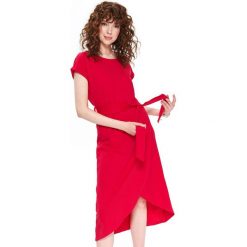 Sukienka damska. Różowe sukienki damskie Top Secret, na co dzień, bez wzorów, eleganckie, bez kołnierzyka, z krótkim rękawem, krótkie, midi, kopertowe. W wyprzedaży za 49,99 zł.