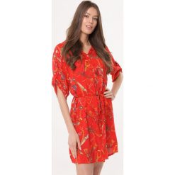 Czerwona Sukienka Overstate. Czerwone sukienki damskie Born2be, na co dzień, xl, w paski, z wykładanym kołnierzem, bez rękawów, proste. Za 59,99 zł.
