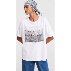 T-shirt Friends - Biały. Białe t-shirty damskie Reserved, s, bez wzorów, bez kołnierzyka. Za 49,99 zł.