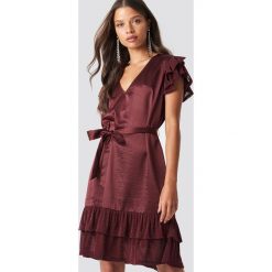 NA-KD Party Sukienka z brokatowymi falbankami - Red. Czerwone sukienki damskie NA-KD Party, na imprezę, bez wzorów, z tkaniny, z falbankami, bez rękawów, mini. Za 141,95 zł.