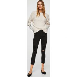 Mango - Jeansy Kate2. Czarne rurki damskie marki Mango, z elastanu. W wyprzedaży za 79,90 zł.