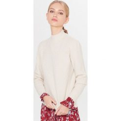 Sweter z fakturą w jodełkę - Kremowy. Białe swetry damskie Mohito, xl. W wyprzedaży za 39,99 zł.