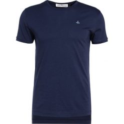 Vivienne Westwood PERU Tshirt basic navy. Niebieskie koszulki polo męskie marki Vivienne Westwood, l, z bawełny. W wyprzedaży za 389,25 zł.