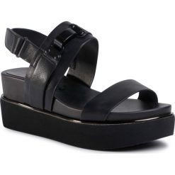 Sandały BETSY - 907045/04-03E Black. Czarne klapki damskie Betsy, bez wzorów, ze skóry ekologicznej, bez obcasa, na koturnie. W wyprzedaży za 169,00 zł.