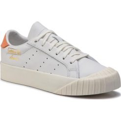 Buty adidas - Everyn W CG6181 Ftwwht/Ftwwht/Easora. Białe buty sportowe damskie Adidas, na co dzień, bez wzorów, ze skóry ekologicznej, bez obcasa, na płaskiej podeszwie, bez zapięcia. W wyprzedaży za 279,00 zł.