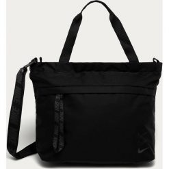 Nike Sportswear - Torba. Czarne torby damskie na zakupy Nike Sportswear, w paski, z poliesteru, na ramię, bez dodatków. W wyprzedaży za 179,90 zł.