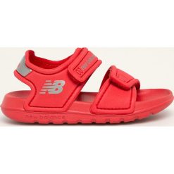 New Balance - Sandały dziecięce IOSPSDRD. Czerwone sandały chłopięce New Balance, z materiału, bez zapięcia. W wyprzedaży za 79,90 zł.